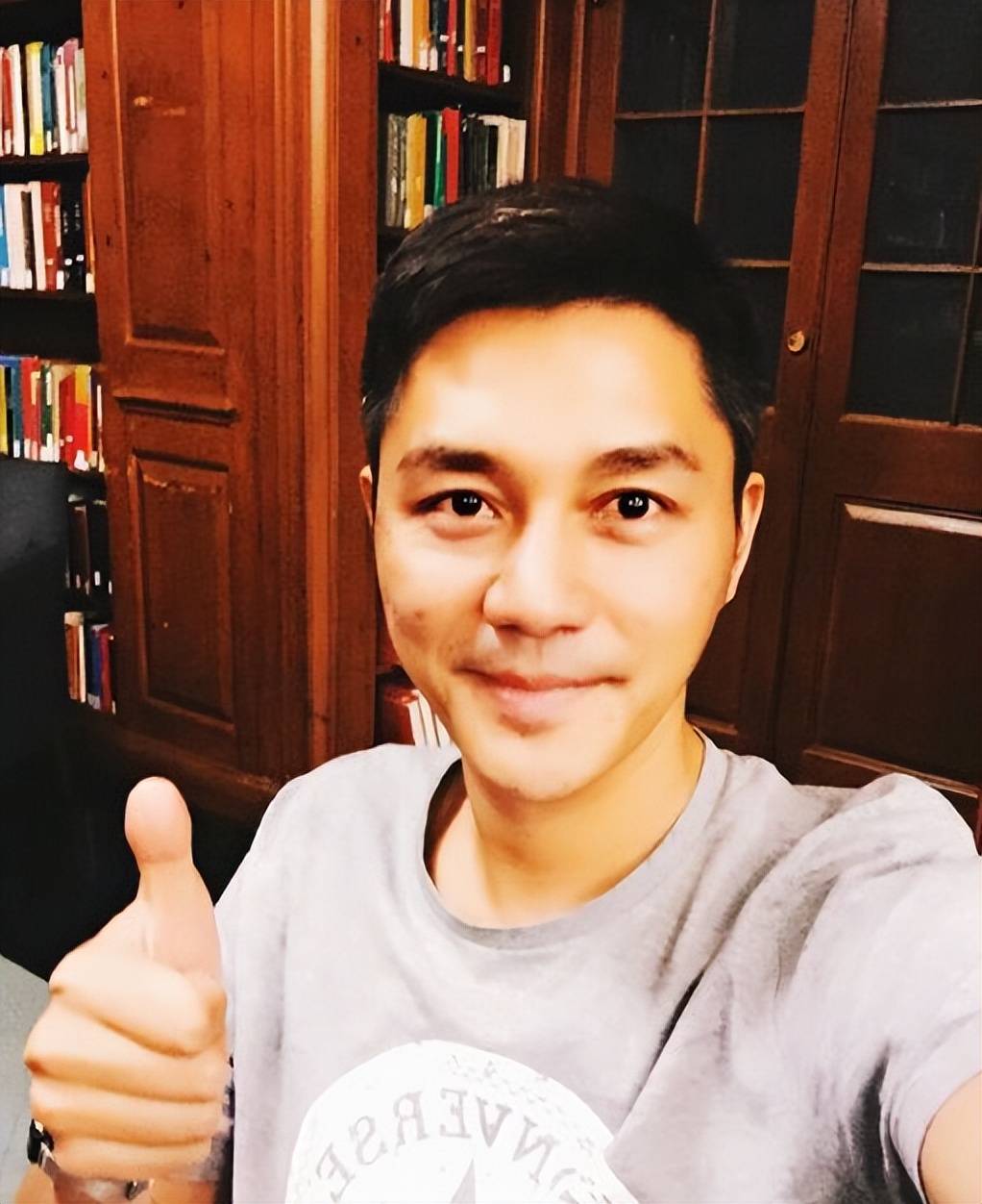 央视最帅主持顾斌巅峰时因被传同性恋离开央视消失7年过得怎样