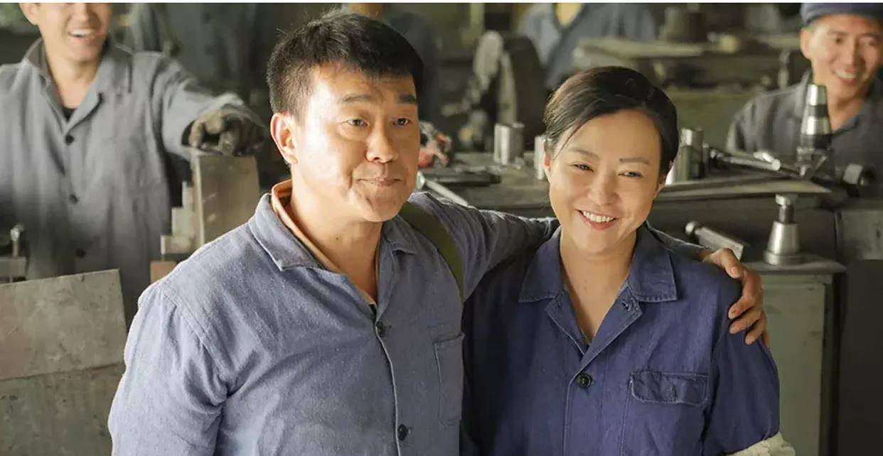 老戏骨"傻柱"结婚22年无任何绯闻,看到他的妻子是谁瞬间明白_何冰