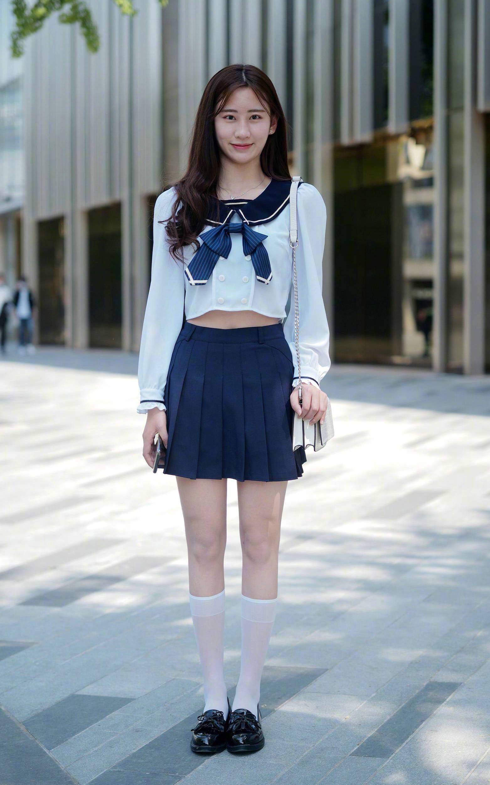 美女选择百褶短裙,在不经意中展示好身材,青春又减龄_时尚_白色_效果