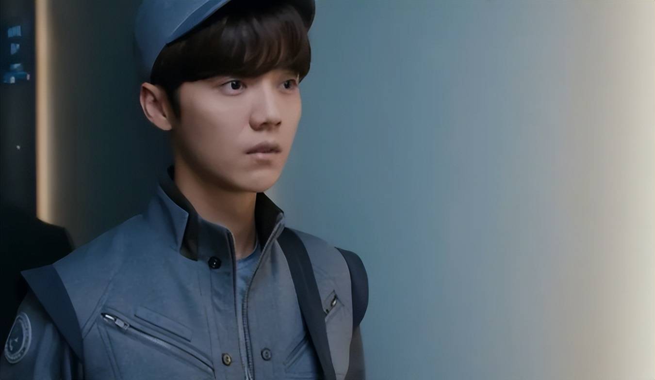 在剧中《上海堡垒,鹿晗饰演一个叫"江洋"的士兵.
