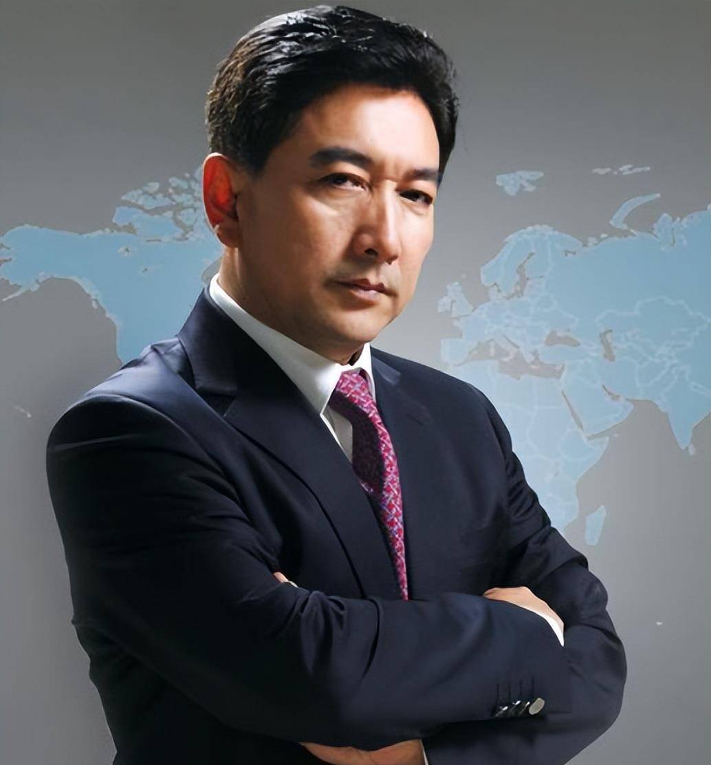 他是电视主持人,和相爱16年的瘫痪妻子分手,二婚娶小13岁娇妻_水均益