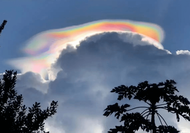 云南普洱惊现绝美七彩祥云 天际多彩斑斓美不胜收_彩云_媒体_魅力