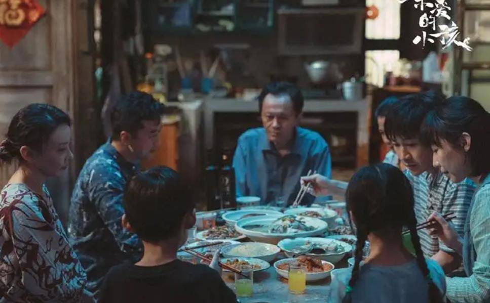 原创《亲爱的小孩》首播，评价褒贬不一，演员的演技值得思考