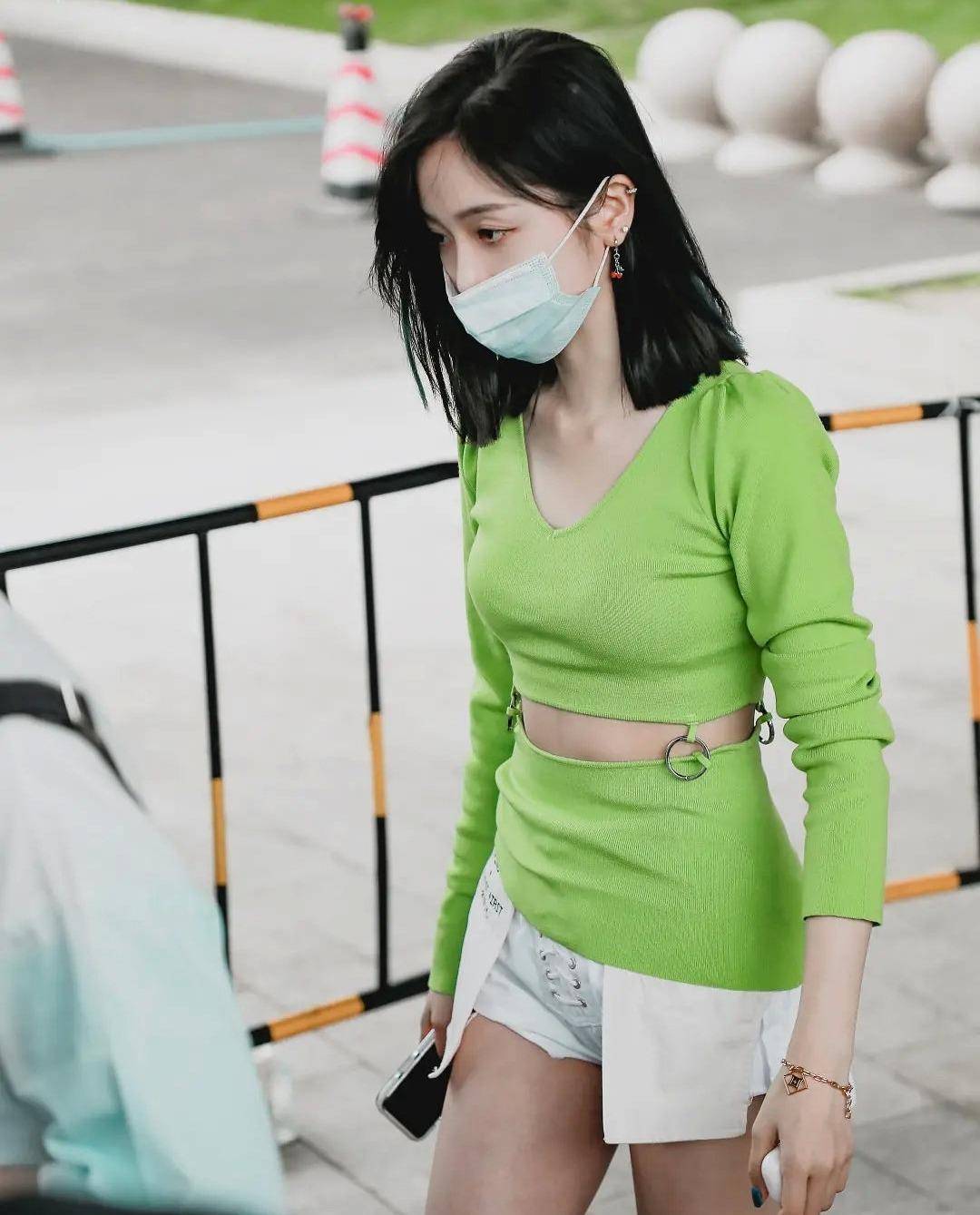 牛油果女孩吴宣仪上线露腰针织衫白色热裤清甜气质超好
