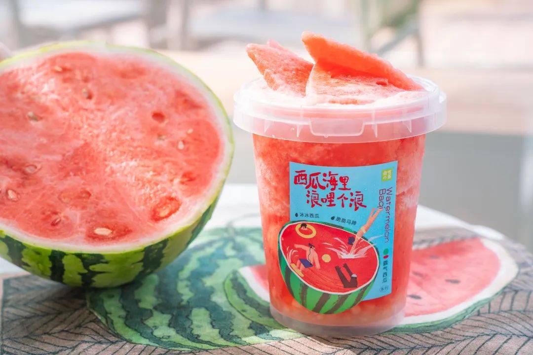 来奈雪喝「霸气一桶瓜」冰爽一夏!_西瓜_果肉_水枪