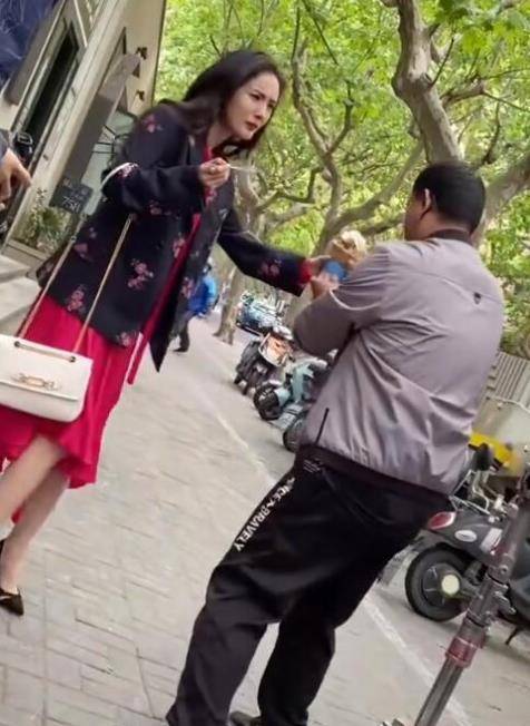 助理蹲着为她穿鞋,满脸嫌弃心情好像不太好?_网友_王子_吐槽