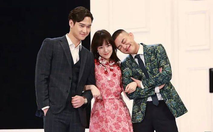 《芝加哥打字机》5年,刘亚仁和男友逛街看展,林秀晶冻龄享受单身_剧中