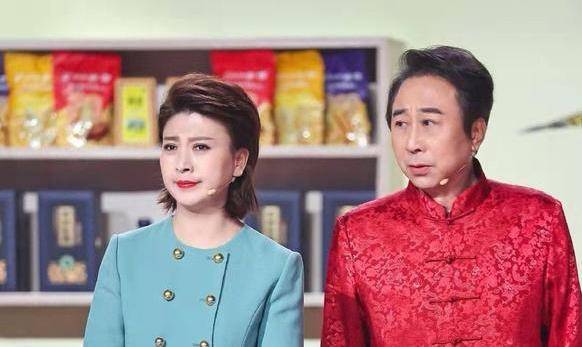 原创64岁冯巩与闫学晶开车被撞吃街边摊为侄庆祝家中庭院首亮相