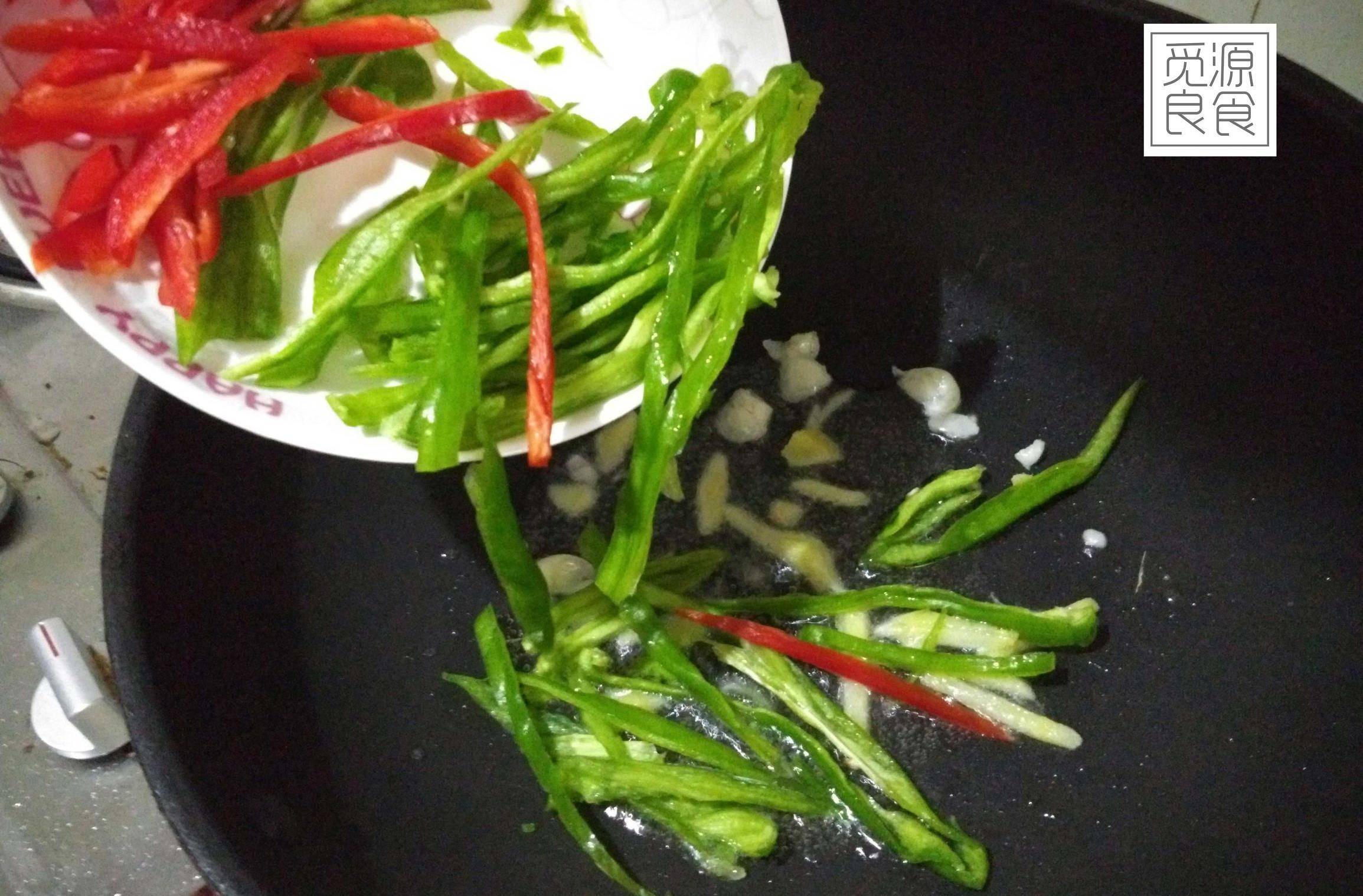 原创家常菜推荐称心如意菜双椒炒绿豆芽猪油炒的酸辣味爽脆下饭