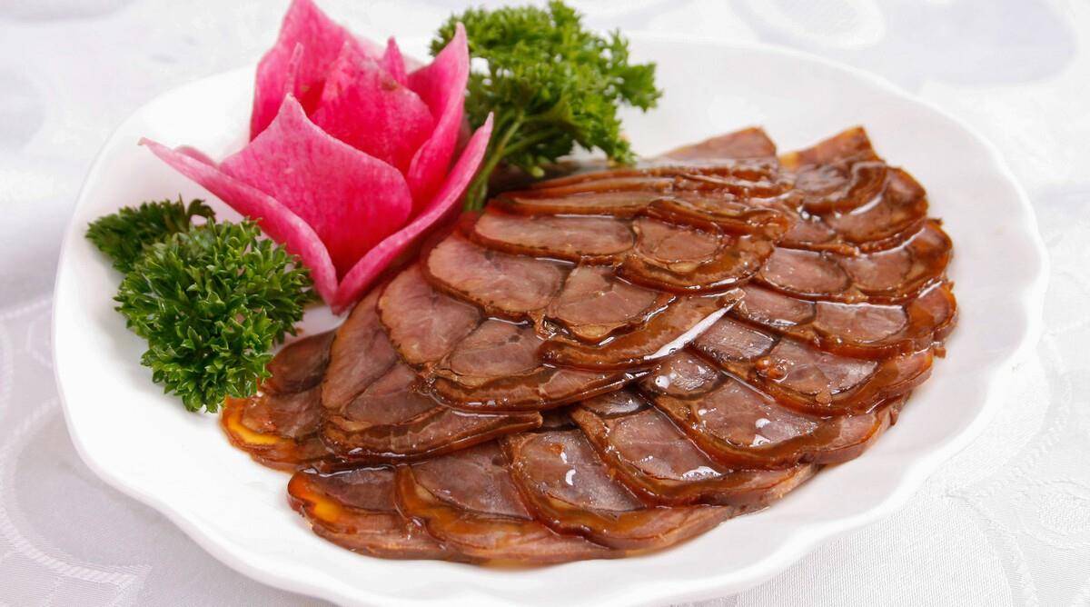 3,时间到,打开盖子将卤好的牛肉捞出装盘,放入冰箱里冷藏后再切片就