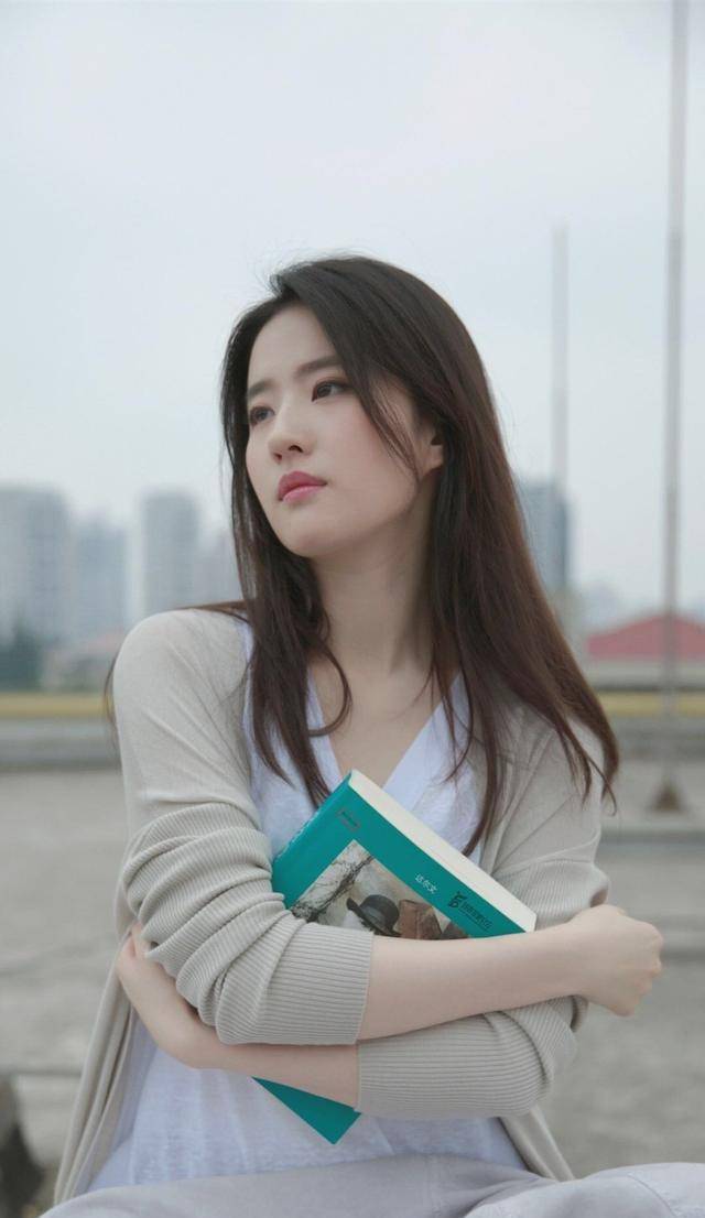 侧颜脸比较有肉和圆的女生,要学会利用低头的姿势来修饰脸型,像刘亦菲