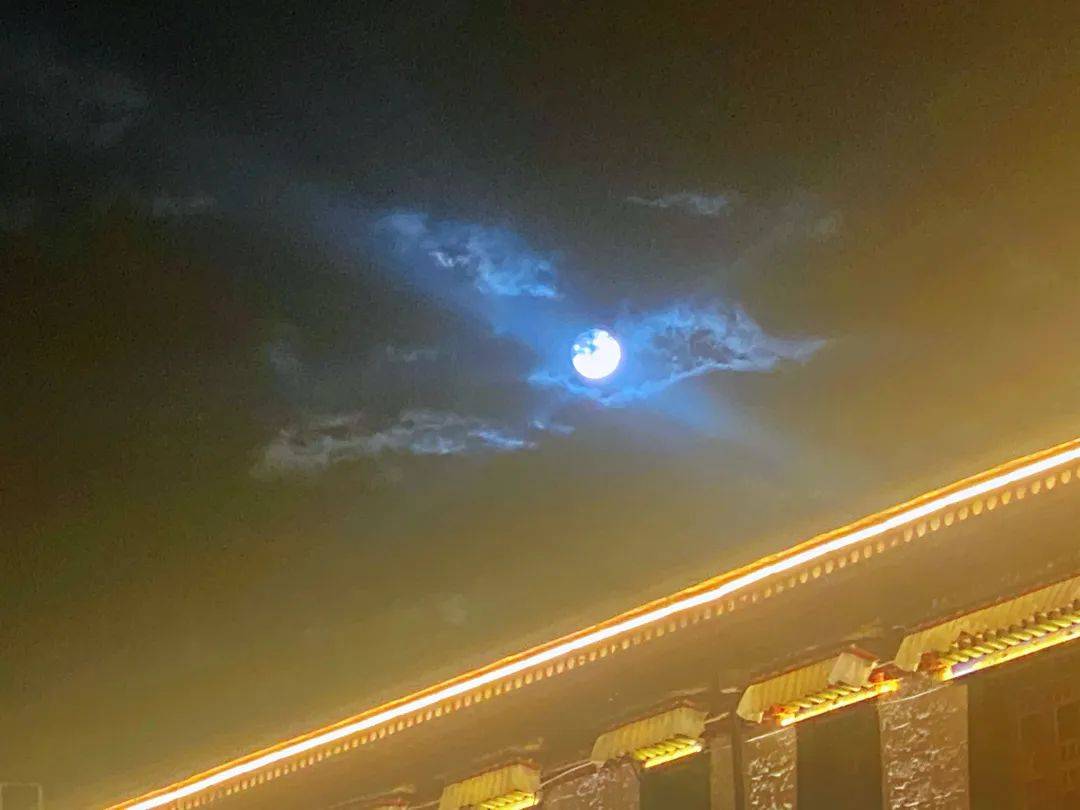 林芝 月光倾城布达拉宫遇上满月雅鲁藏布江上空带着月华升起的大月亮