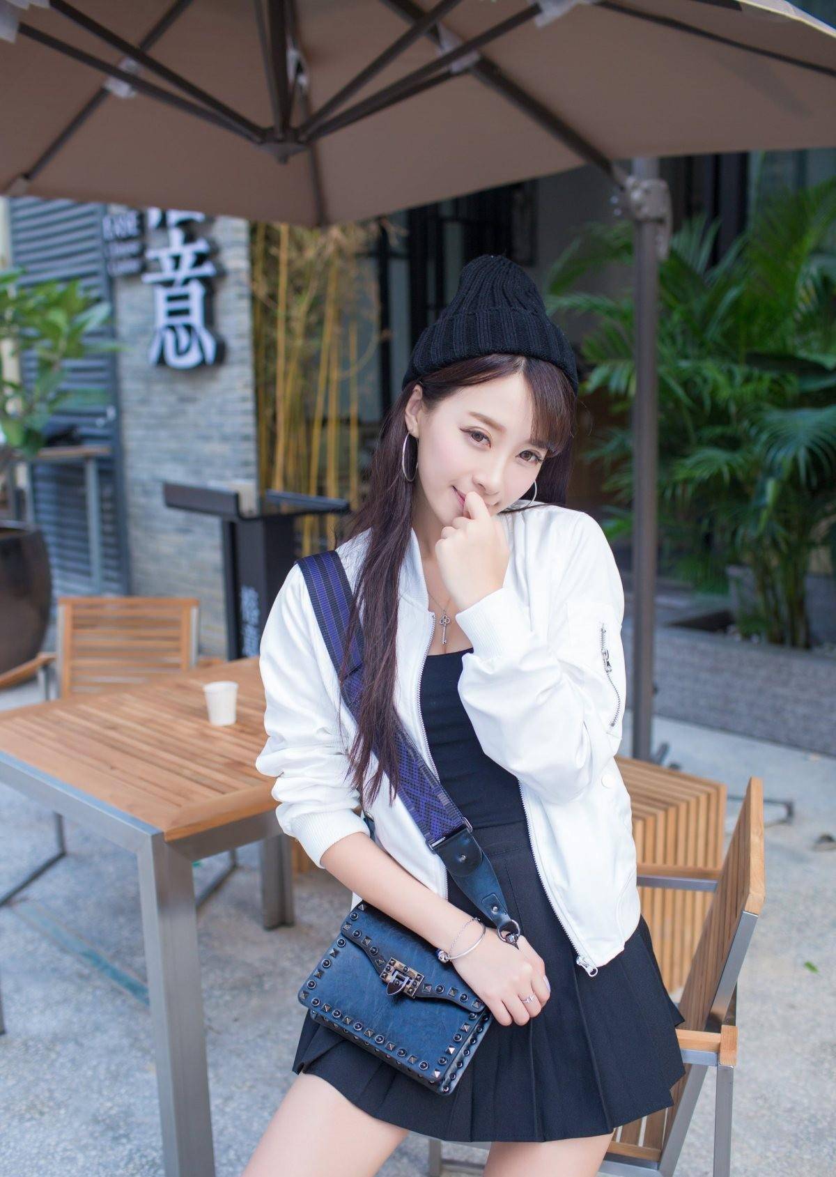 矮个子女生的漂亮穿搭,黑色连衣短裙搭配白色外衣,穿出美女范儿_时尚