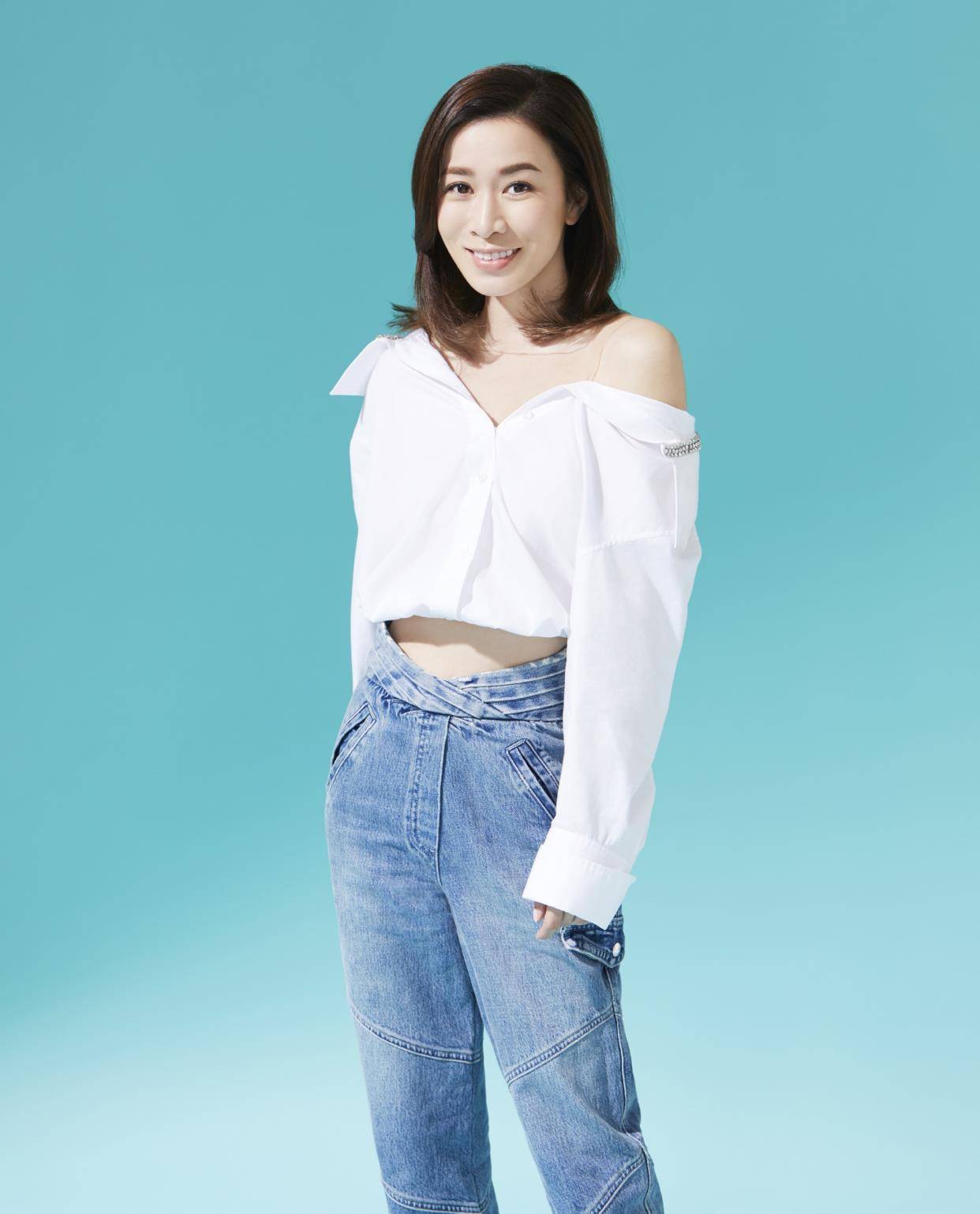 原创45岁佘诗曼也像18岁小女孩心不老就不会老原来是穿搭要讲究