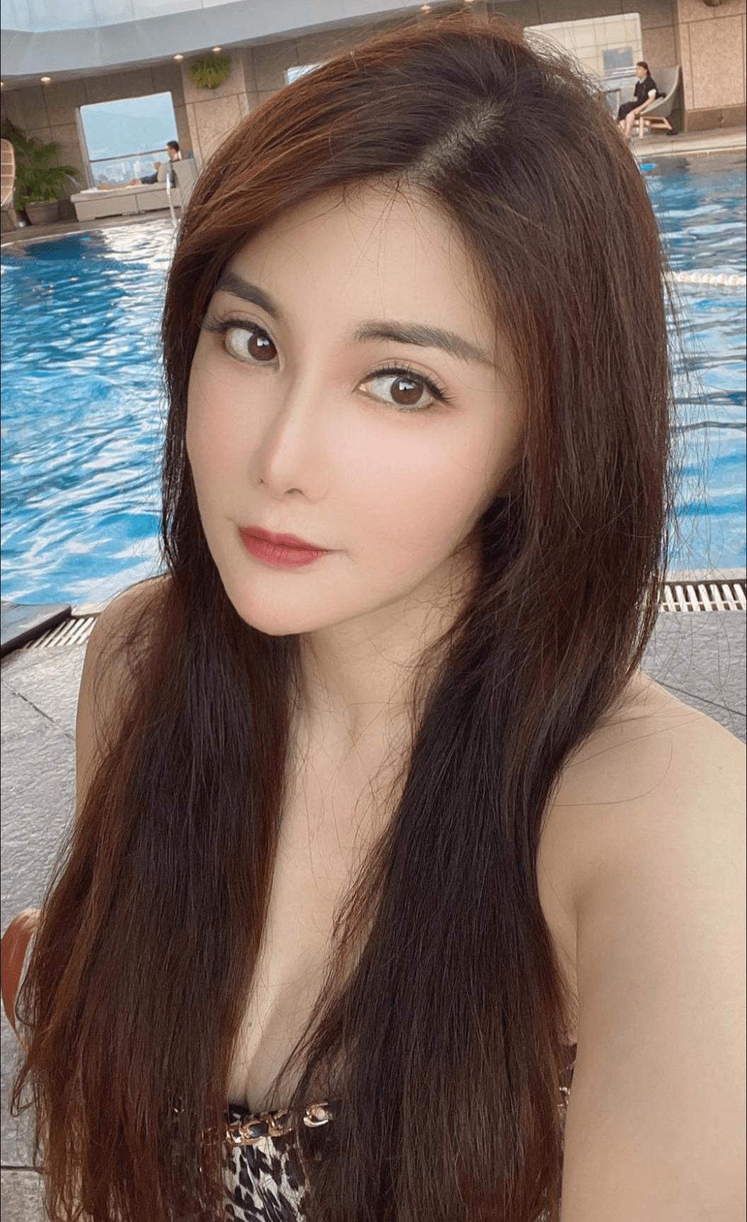 美腿修长皮肤似少女,穿吊带泳衣吸睛_杨丽菁_照片_杨紫琼