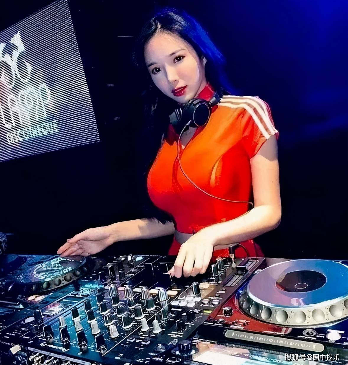 22岁的高颜值学妹,长相甜美身材好,很受学长们的喜爱_蜜桃_amberna