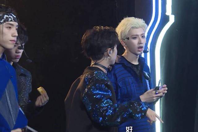 蔡徐坤舞台新造型妆容精致,领导团队井井有条,很有队长风范_张艺兴