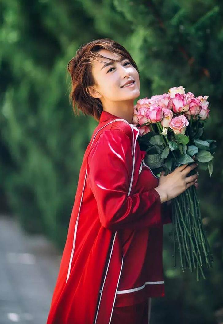 原创电视美女不一般张蕾一袭红色睡裙拍写真湿发造型撩人又时尚