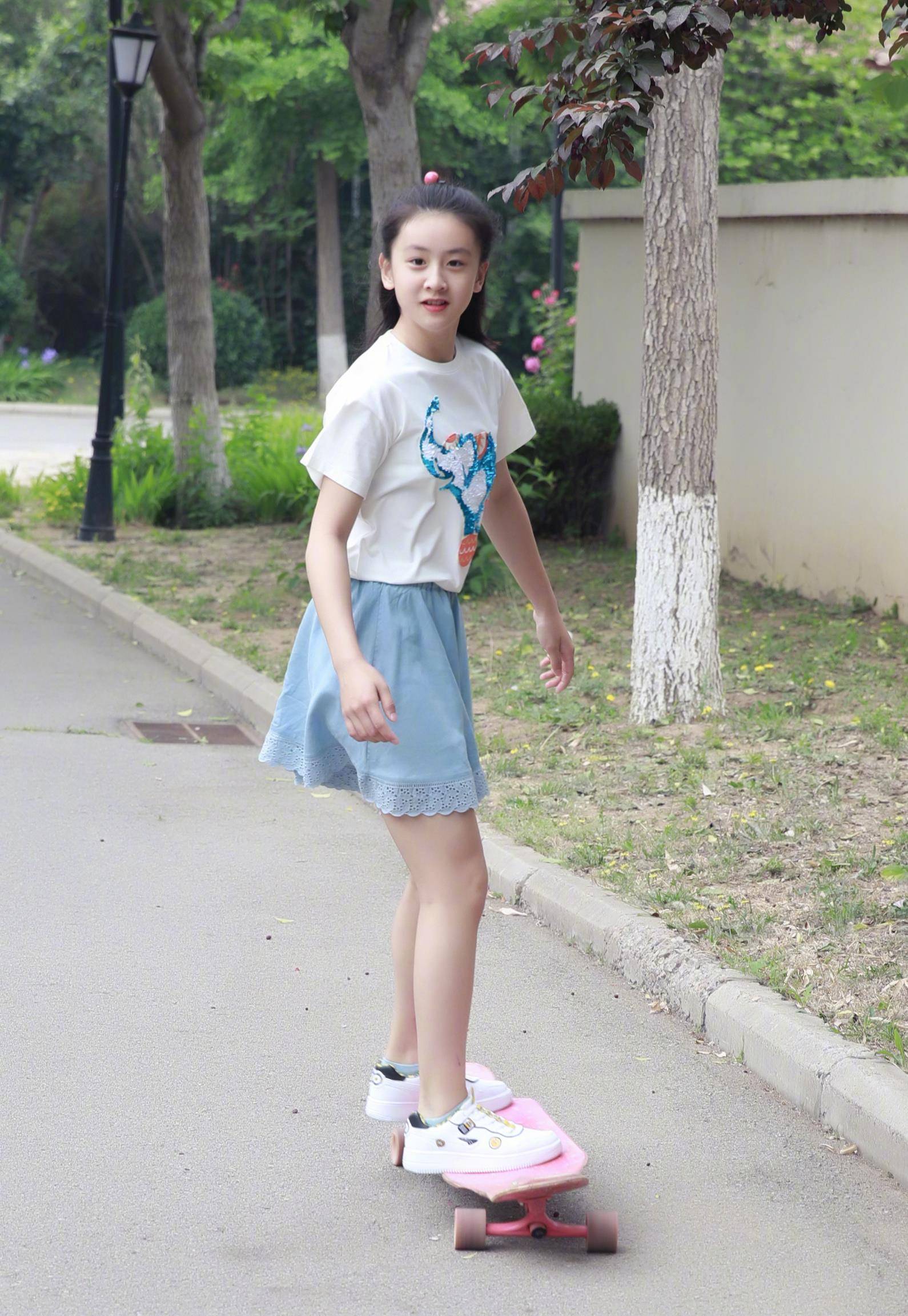 女大十八变森碟穿白色t恤配牛仔短裙元气十足逆天长腿超吸睛