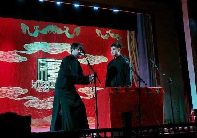 德云社开箱:男粉"示爱"张九南,高峰砸挂栾队,阎鹤祥被保安拦_表演