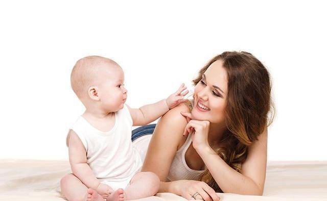 【肢体语言】宝宝什么时候用身体语言交往_解读婴儿常见的身体语言