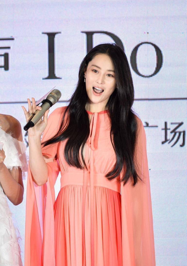 原创张馨予长发才最美穿粉色连衣裙化身粉红佳人女的看见也被迷住