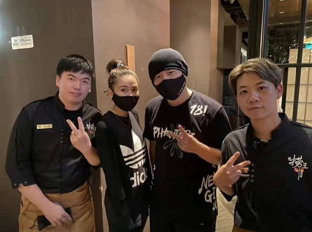 故意抹黑?周杰伦被曝全家出游耍大牌
