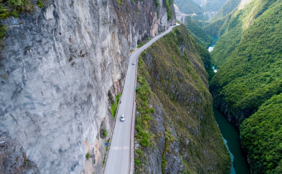 世界最陡峭的悬崖公路,被称为"吞人"公路,连老司机都绕道而行_旅游业