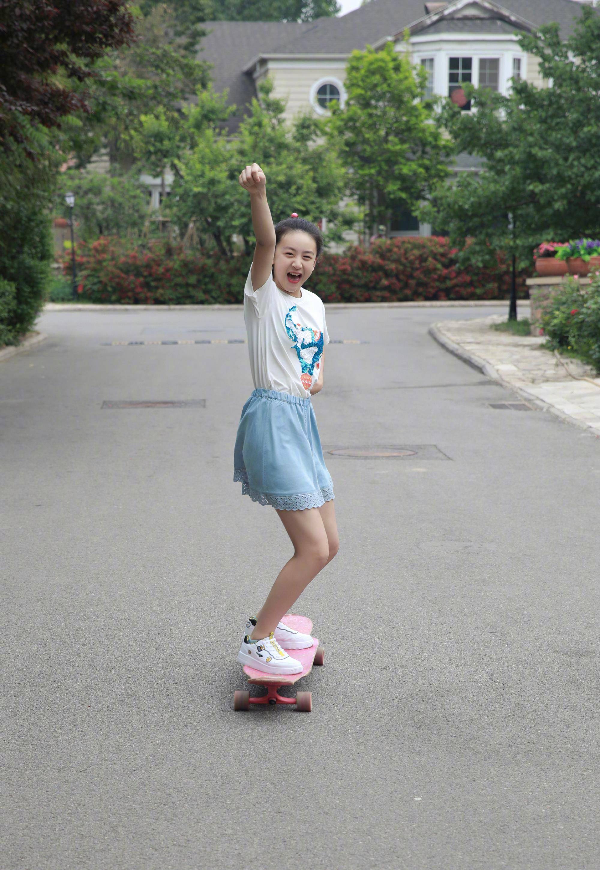 女大十八变森碟穿白色t恤配牛仔短裙元气十足逆天长腿超吸睛