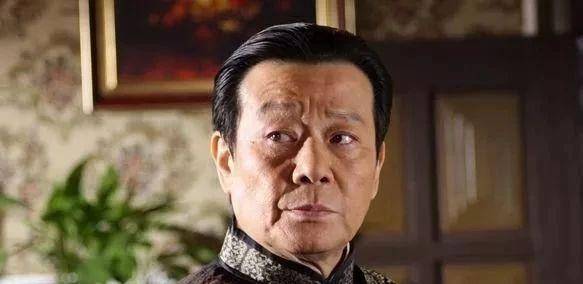 考入了台湾世界新闻专科学校,毕业后在中国电视公司做了一名演员,因为