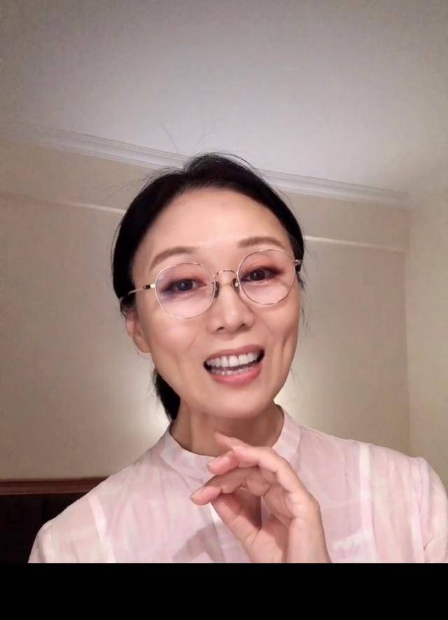 59岁吴琼近况曝光,皮肤白皙气质佳,与小15岁老公结婚17年仍无子_小潘