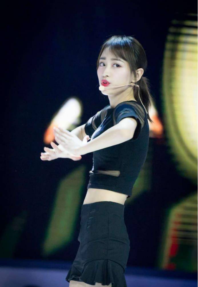 原创氧气少女黄婷婷穿短裙大秀好身材是腰精没错了