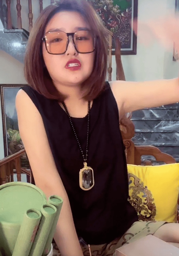 曾经作为赵本山旗下的一名喜剧演员,张玉娇在演艺圈还是享有名声的,只