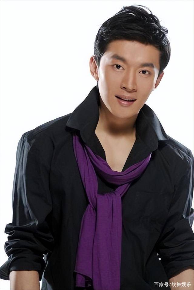 演员曹磊:演鲁迅而走红,低调踏实无绯闻,娶贤妻生一子很幸福_表演