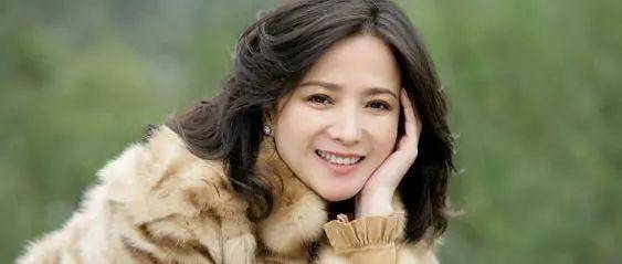 55岁何晴感情经历坎坷,被许亚军抛弃后二婚嫁给廖京生淡出娱乐圈_浙江