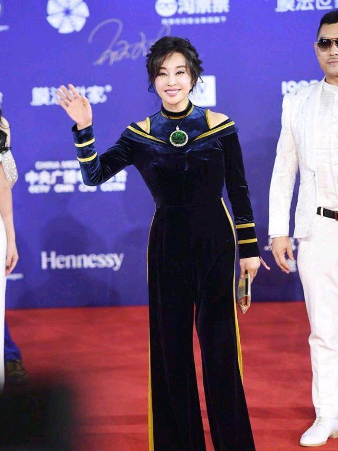 65岁的刘晓庆风采不减，穿粉色t恤搭配蓝色牛仔裤，宛若20岁少女