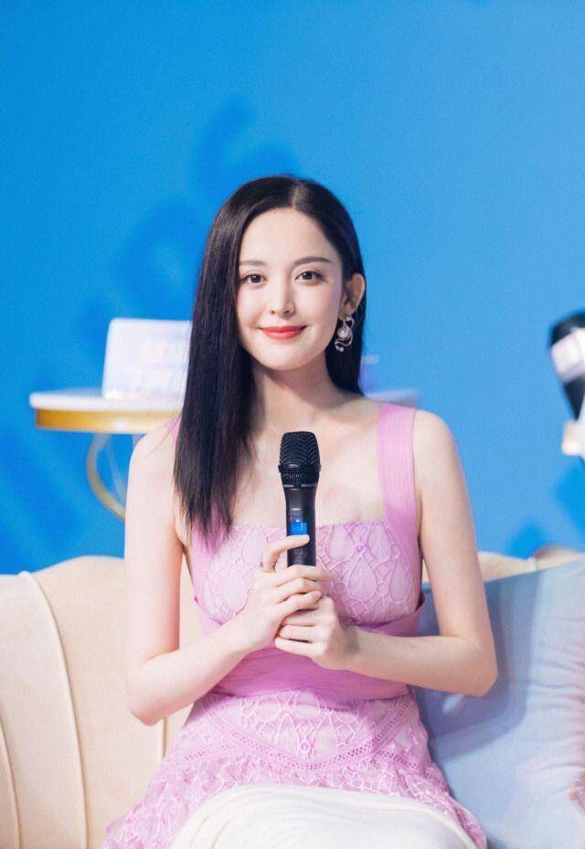 古力娜扎"装美"失败,穿粉色吊带裙出席活动,时尚女身材过于明显_少女