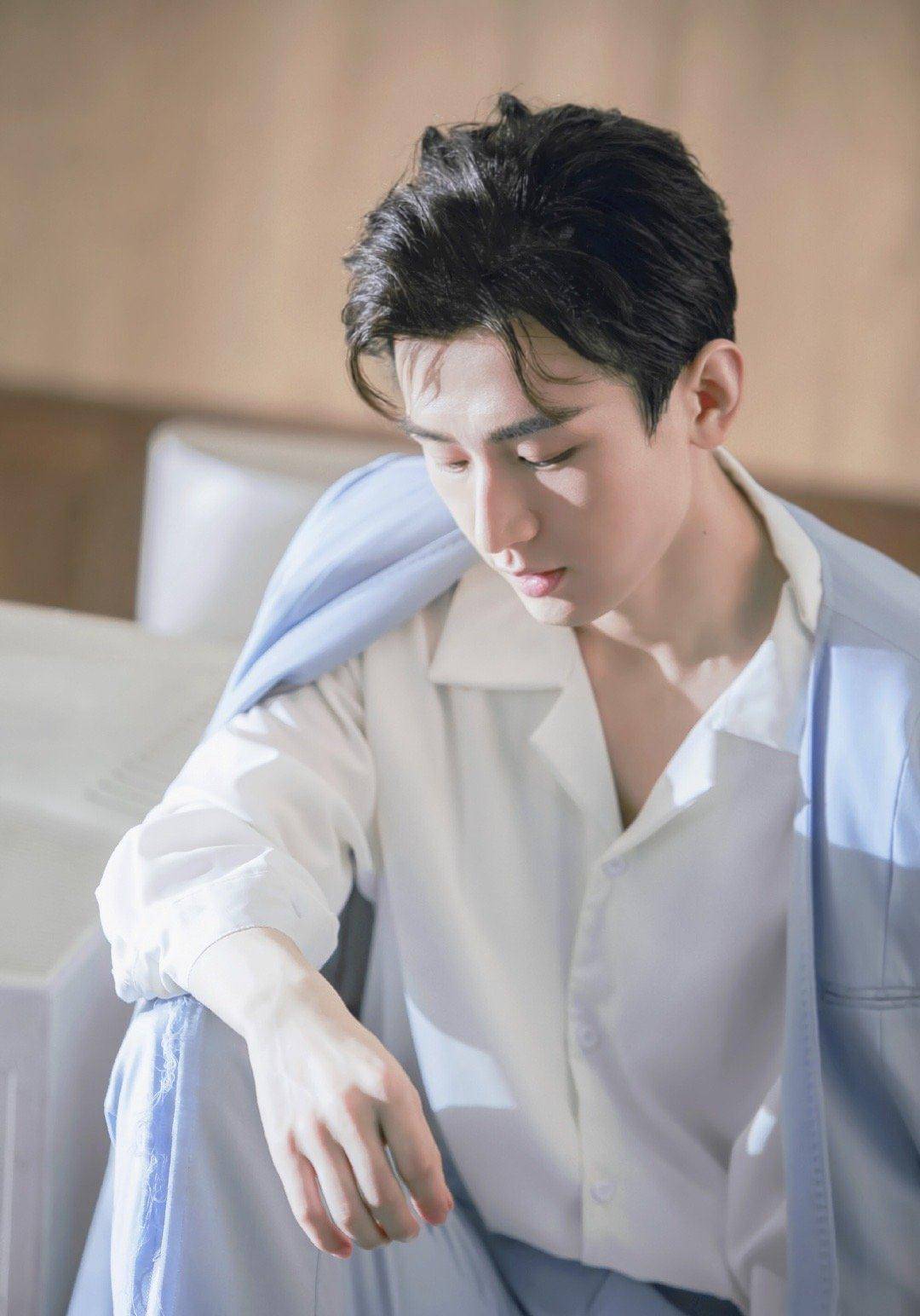 眉宇之间带有英气,成毅的颜值真的抗打,休闲西装倜傥潇洒_气质_白色