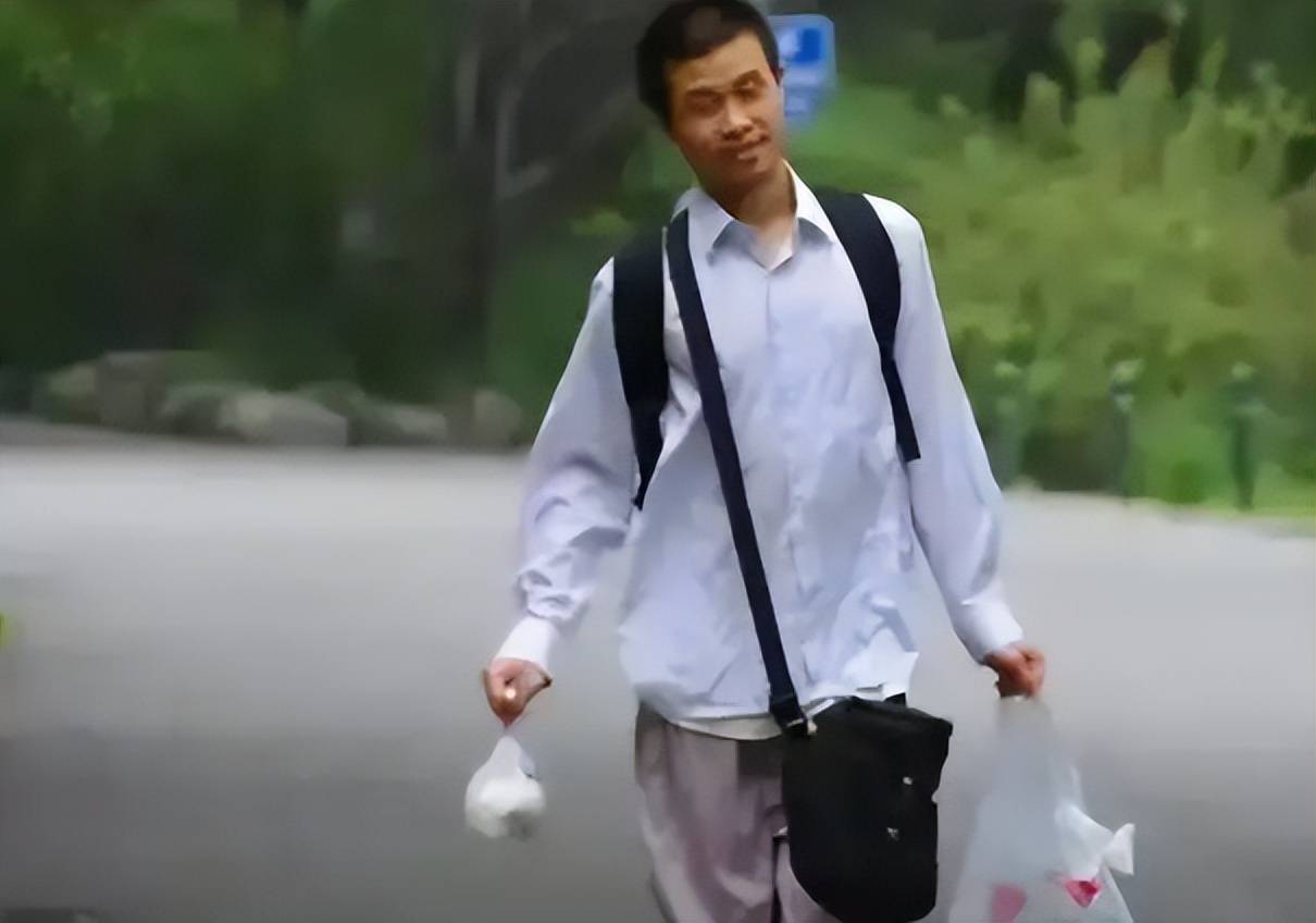 原创在北大食堂再次偶遇韦东奕与一名女学生拼桌这次竟没带凉白开