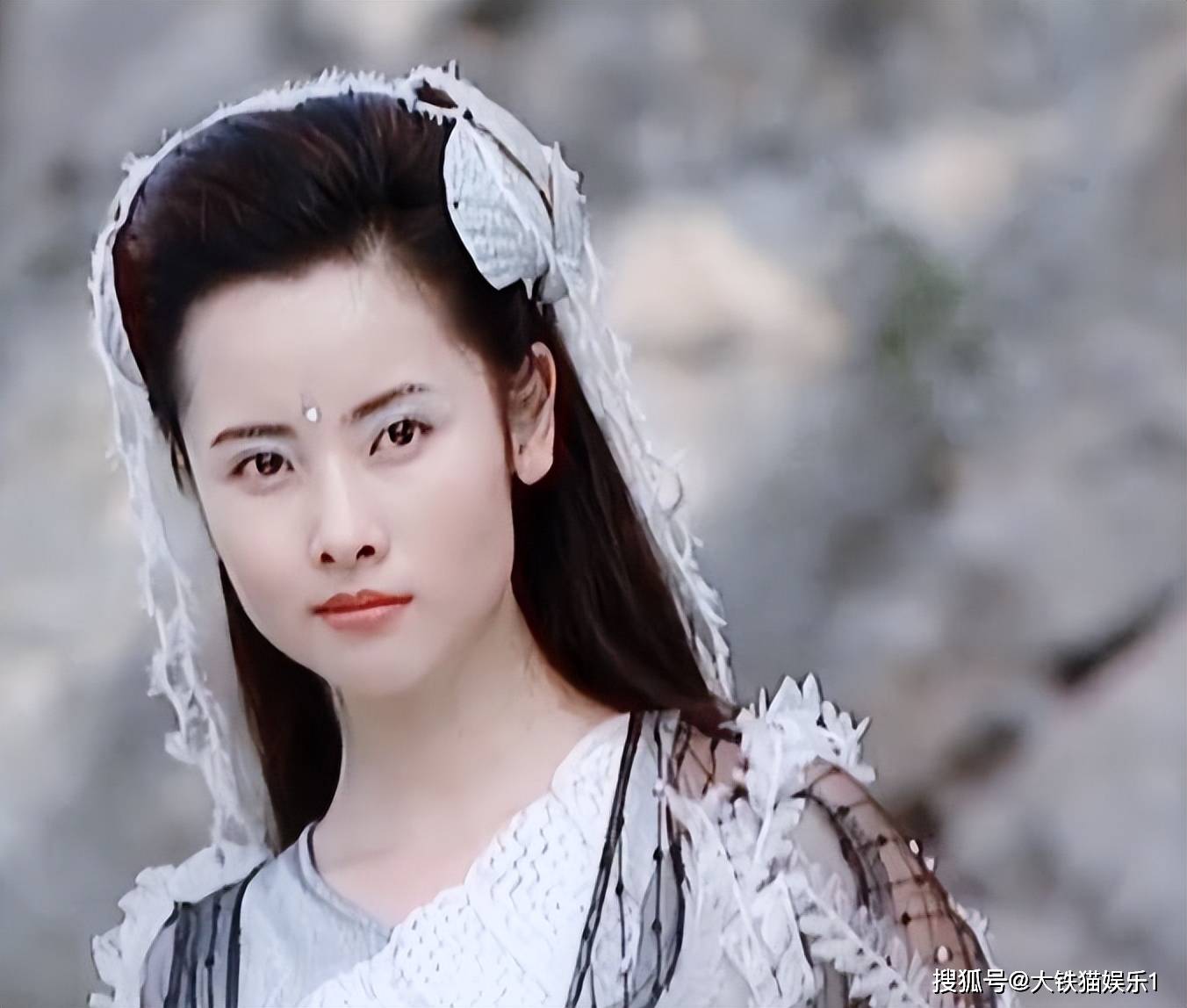 44岁刘涛与小鲜肉演姐弟恋吻上热搜,这7位女星,却30岁就演妈了_杨明娜