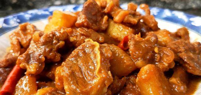 煸炒牛腩一定要炒干水,这样吃起来才更鲜香不油腻.