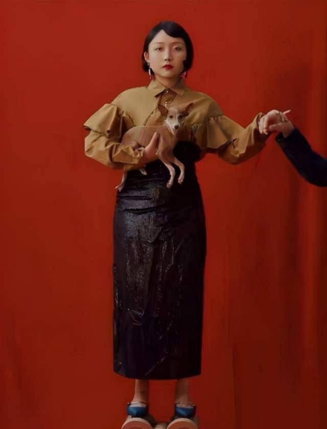 辣目洋子气质很独特,162身高走t台却有超模气场,眼神太到位了_色彩