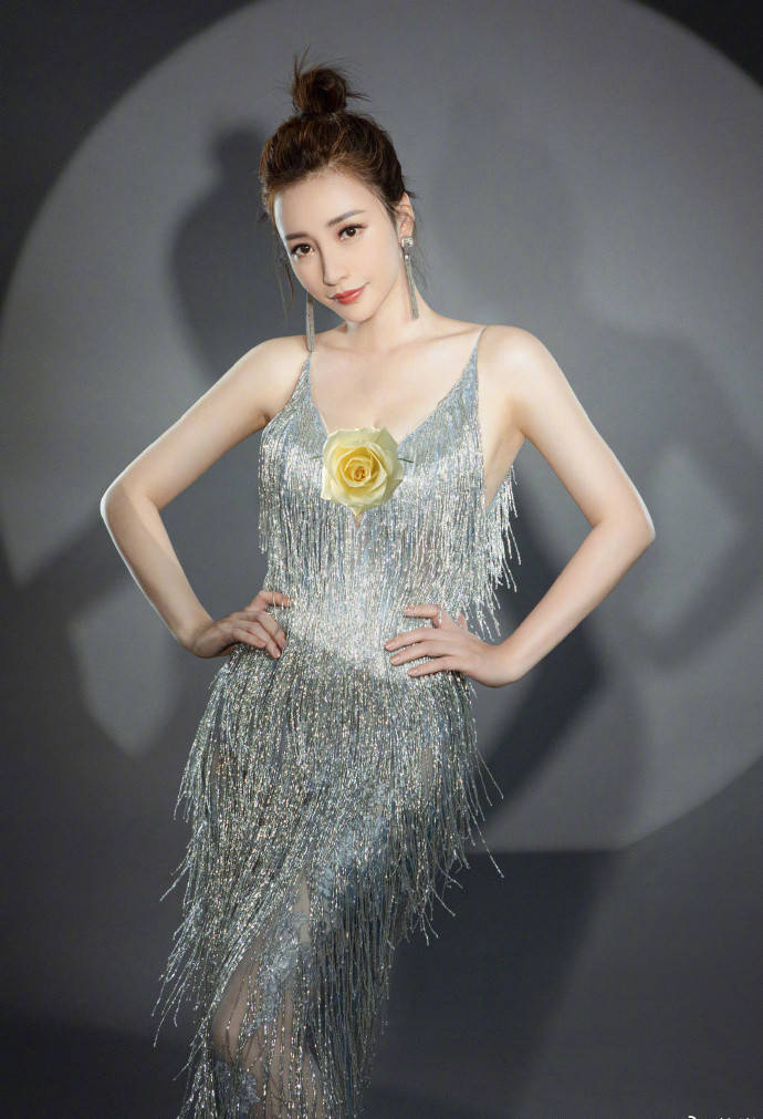 原创41岁柳岩再次重磅出击紧身亮片裙秀魔鬼曲线不愧是时尚女神