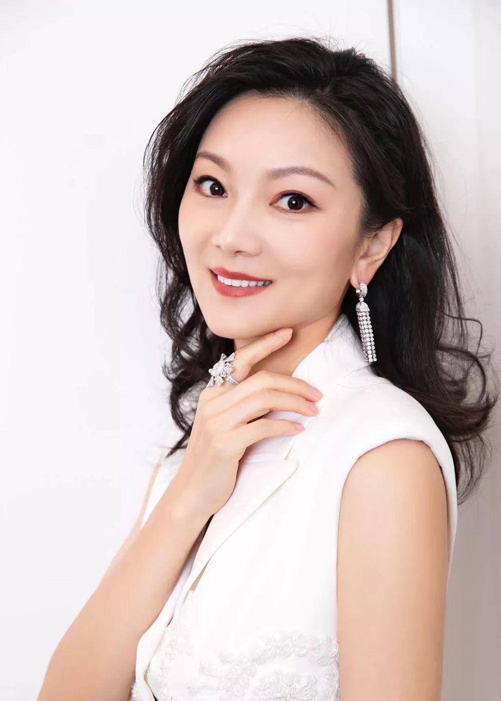 39岁陈婷近照曝光,穿着时尚出席活动,身材苗条让人羡慕_张艺谋_观众