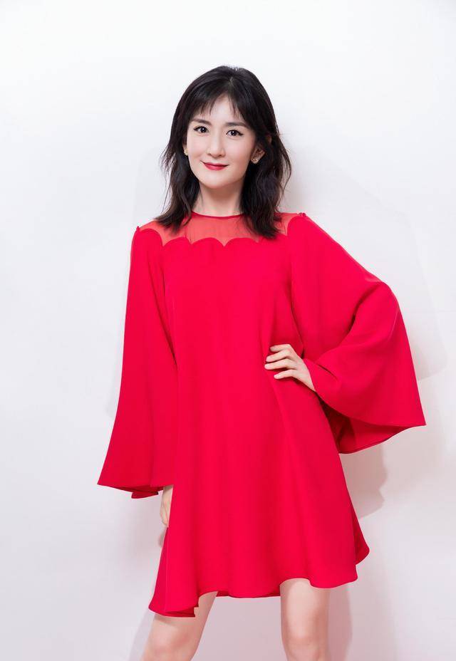 原创39岁谢娜身材管理实在太好穿红色礼服裙完全不像俩孩子的妈