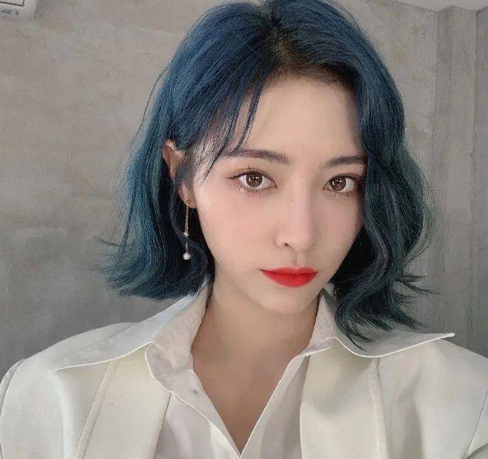 原创许佳琪真不是女团门面吗潇洒蓝发配衬衫超a直男看了都喜欢