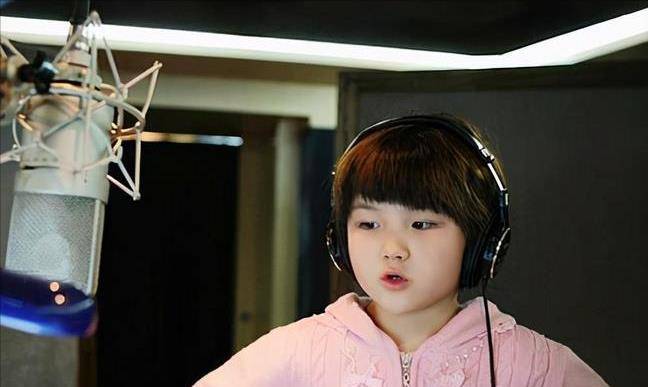 原创买宝瑶22岁身材纤细父母闪婚9年终散场演艺梦被继母打碎