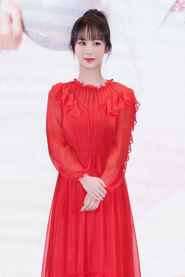 原创长得好看就是任性杨紫穿暗红色长裙改走时尚风美的放肆