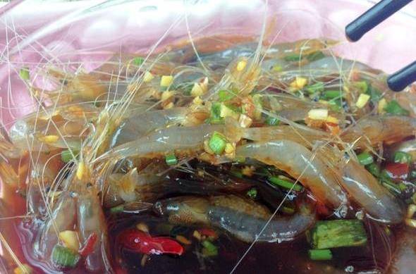 除了醉虾以外,泰国人似乎特别喜欢吃虾,在泰国还有一种现炸虾也很受