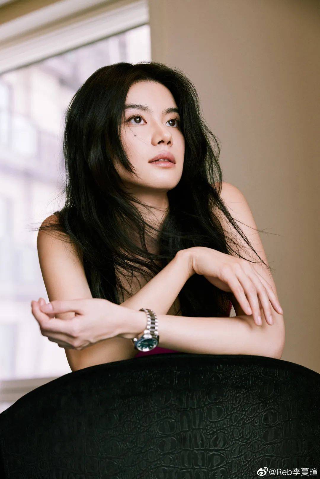李蔓瑄受邀拍摄"vogue"五月刊主题大片,灵动诠释当代女性无惧陈规
